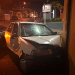 Motorista abandona carro após colisão no Centro de Botucatu durante a madrugada