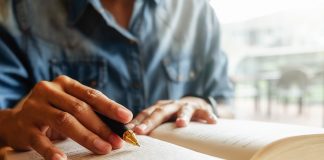 Médico mostra em livro de crônicas que ouvir também é cuidar