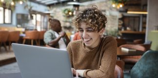 Nova campanha Yázigi mostra como o inglês abre oportunidades