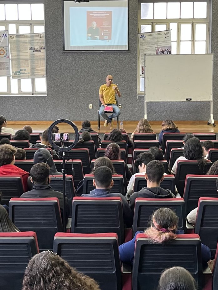 Livro Bullying, de Mar'Junior, é tema de palestras no Brasil