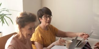 Ação reúne vagas de emprego para mulheres acima de 50 anos