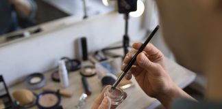 Maquiagem influencia imagem profissional e pode impactar no ambiente de trabalho Maquiagem influencia imagem profissional e pode impactar no ambiente de trabalho