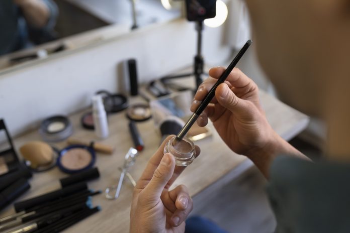 Maquiagem influencia imagem profissional e pode impactar no ambiente de trabalho Maquiagem influencia imagem profissional e pode impactar no ambiente de trabalho