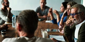 Empresas recuam em ações de DEI, mas especialistas contestam Empresas recuam em ações de DEI, mas especialistas contestam