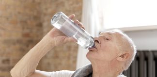 Tecnologia brasileira ajuda idosos a manter a hidratação