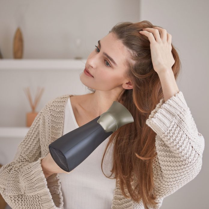 Manter os cabelos saudáveis após o verão pede algumas ações