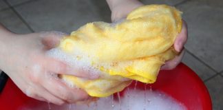 Manusear produtos de limpeza requer cuidados importantes