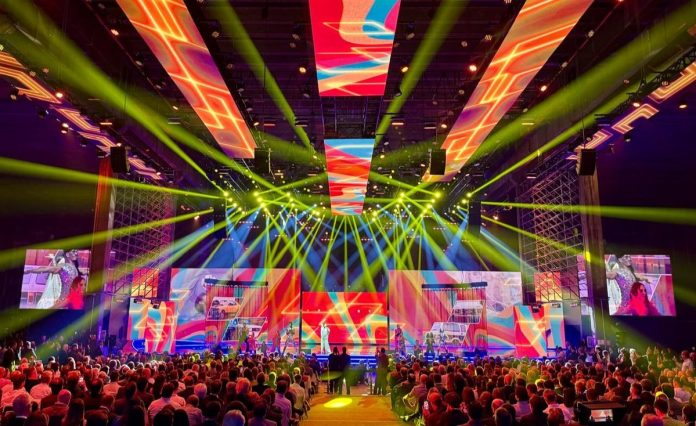 Tecnologia aprimora experiência com som e LED em eventos