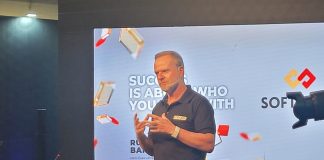 Barrichello lança coleção de roupas com sua assinatura Barrichello lança coleção de roupas com sua assinatura