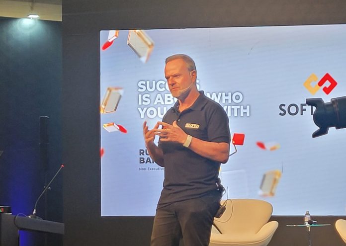 Barrichello lança coleção de roupas com sua assinatura Barrichello lança coleção de roupas com sua assinatura