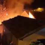 Incêndio atinge casa abandonada na Vila Maria em Botucatu e mobiliza Corpo de Bombeiros