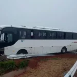 Botucatu: Ônibus com passageiros bate em defensa metálica na alça de acesso da Rodovia João Hypólito Martins