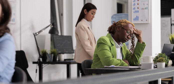 Burnout afeta mais mulheres e expõe sobrecarga invisível Burnout afeta mais mulheres e expõe sobrecarga invisível