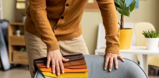 Tipos de tecidos podem ajudar a evitar manchas no sofá Tipos de tecidos podem ajudar a evitar manchas no sofá