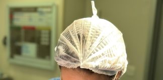 Mastopexia com prótese corrige flacidez e devolve volume