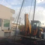 Botucatu: Caminhão-guincho que transportava trator derruba fios de vias do centro