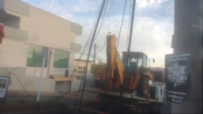 caminhao-trator-fios-botucatu-040525