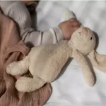 Criança de 1 ano é encontrada sozinha na rua em Botucatu; mãe foi presa por abandono de incapaz