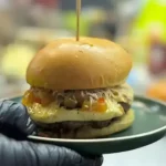 Carne de porco, queijo coalho e abacaxi caramelizado: conheça os detalhes que colocaram hambúrguer de Botucatu como o melhor do Brasil