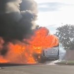 Ônibus pega fogo dentro da Unesp em Botucatu e é destruído pelas chamas