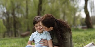 Mães solo são a base do desenvolvimento de crianças com autismo no Brasil Mães solo são a base do desenvolvimento de crianças com autismo no Brasil