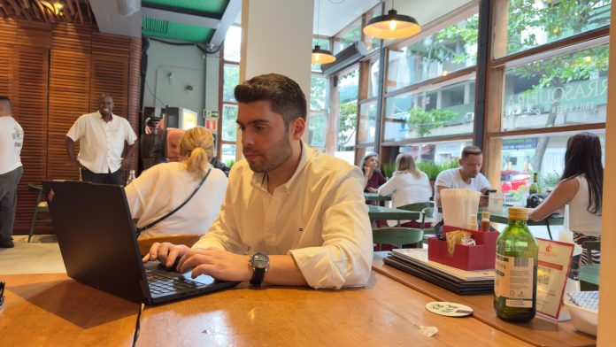 Brasileiros ampliam busca por vagas internacionais Brasileiros ampliam busca por vagas internacionais