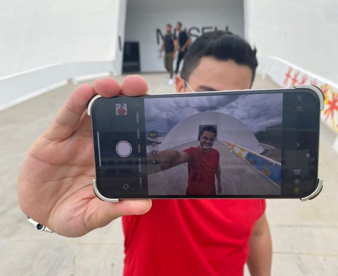 Influenciador de viagens transforma vlogs em experiências