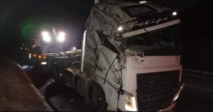 acidente-caminhao-botucatu-mg-110625