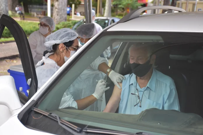 botucatu-drive-thru-vacina-100625