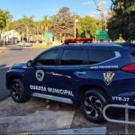 Mulher é presa em flagrante por tentar matar companheiro com facada em praça de Botucatu