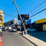 Caminhão colide com placa e poste de energia na Avenida Vital Brasil, em Botucatu