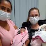 Bebês prematuras recebem alta após mais de 50 dias internadas na UTI da Unimed Botucatu