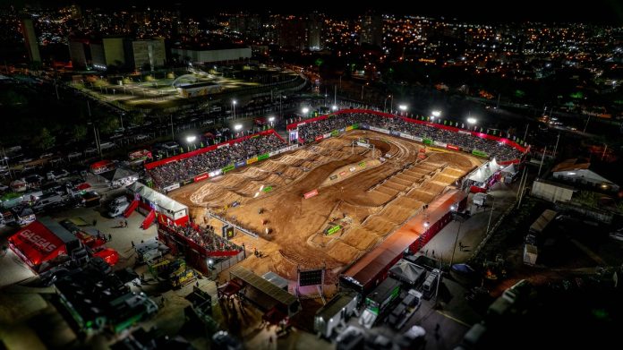 Enzo Lopes vence etapa e acirra disputa do Arena Cross Enzo Lopes vence etapa e acirra disputa do Arena Cross