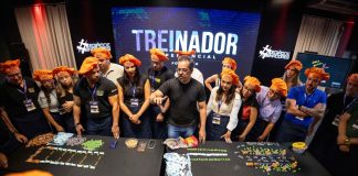 Treinador atua como facilitador de autoconhecimento em grupo Treinador atua como facilitador de autoconhecimento em grupo