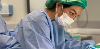 Mastopexia corrige flacidez nas mamas após a maternidade