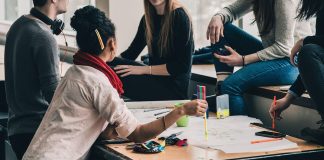 Europa atrai estudantes latino-americanos após restrições dos EUA