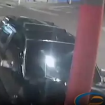 Motorista colide contra poste após perder controle do veículo na Rua Amando de Barros, em Botucatu