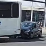 Botucatu: Carro colide com ônibus na saída de supermercado no centro