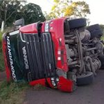 Motorista de Botucatu se envolve em acidente de caminhão na Raposo Tavares
