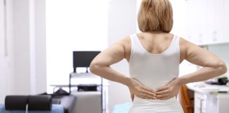 Escoliose degenerativa pode atingir mulheres após menopausa