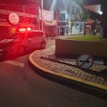 Motorista embriagado colide com placa, tenta fugir e é flagrado com drogas no centro de Botucatu