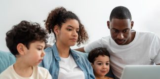 Algoritmos moldam crianças e desafiam pais na educação com tecnologia