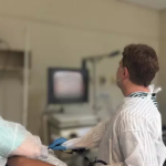 Hospital das Clínicas de Botucatu realiza procedimento inédito que evita cirurgia e internação para paciente com fístula