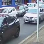 Motociclista sofre acidente após porta de carro ser aberta repentinamente em Botucatu; vídeo