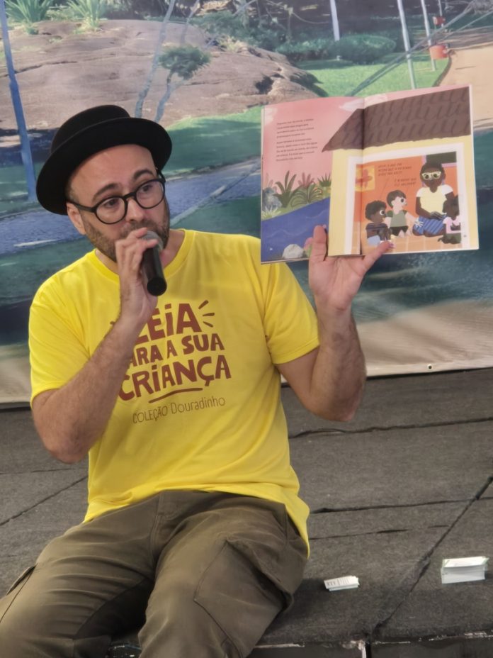 Turnê da Coleção Douradinho passa por escolas do Espírito Santo Turnê da Coleção Douradinho passa por escolas do Espírito Santo