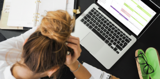 Meio a meio: paciente e burocracia disputam a atenção de psicólogos, diz estudo