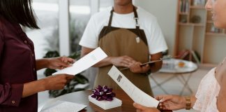 Abrasel lança cartilha “Garçom Nota 10” para qualificação