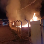 Bombeiros e Defesa Civil controlam incêndio em vegetação na Casa da Juventude, em Botucatu