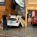 Ventania arranca placas de lojas e carro é atingido por muro na região central de Botucatu