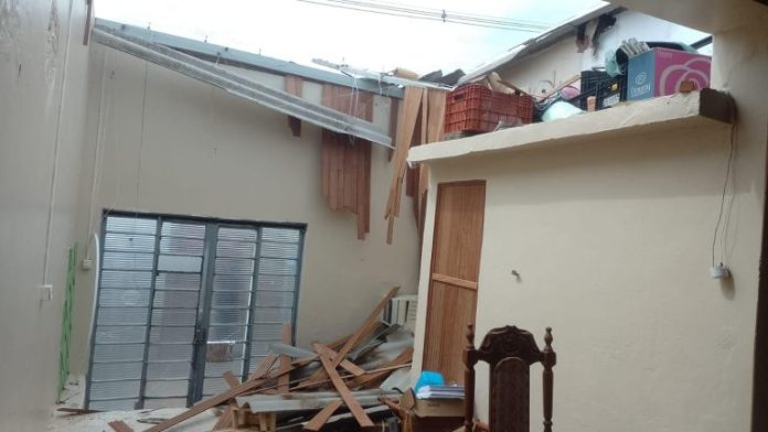 teto-casa-chuva-botucatu-220925